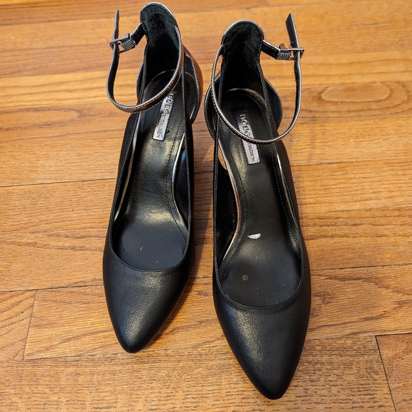 BCBG Generation metallic vamp chic formal cutout wedge - Picture 2 of 7